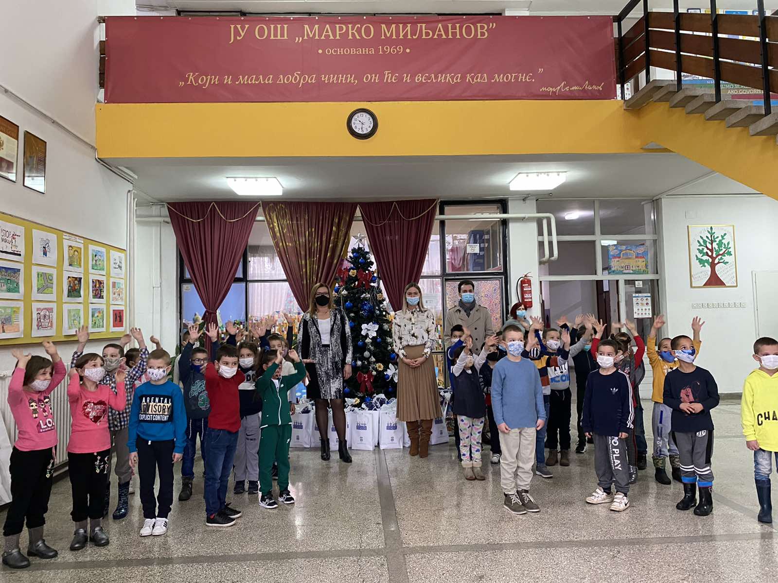 Kancelarija za mlade Glavnog grada uručila novogodišnje poklone za Dnevni centar na Starom aerodromu i prvake OŠ "Marko Miljanov"