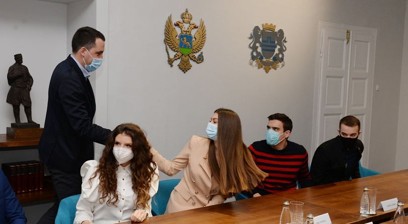 Gradonačelnik Vuković upriličio prijem za dobitnike stipendije Glavnog grada; Nastavićemo da podržavamo studente jer je to najbolja investicija u budućnost Podgorice i Crne Gore