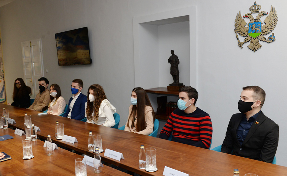 Gradonačelnik Vuković upriličio prijem za dobitnike stipendije Glavnog grada; Nastavićemo da podržavamo studente jer je to najbolja investicija u budućnost Podgorice i Crne Gore