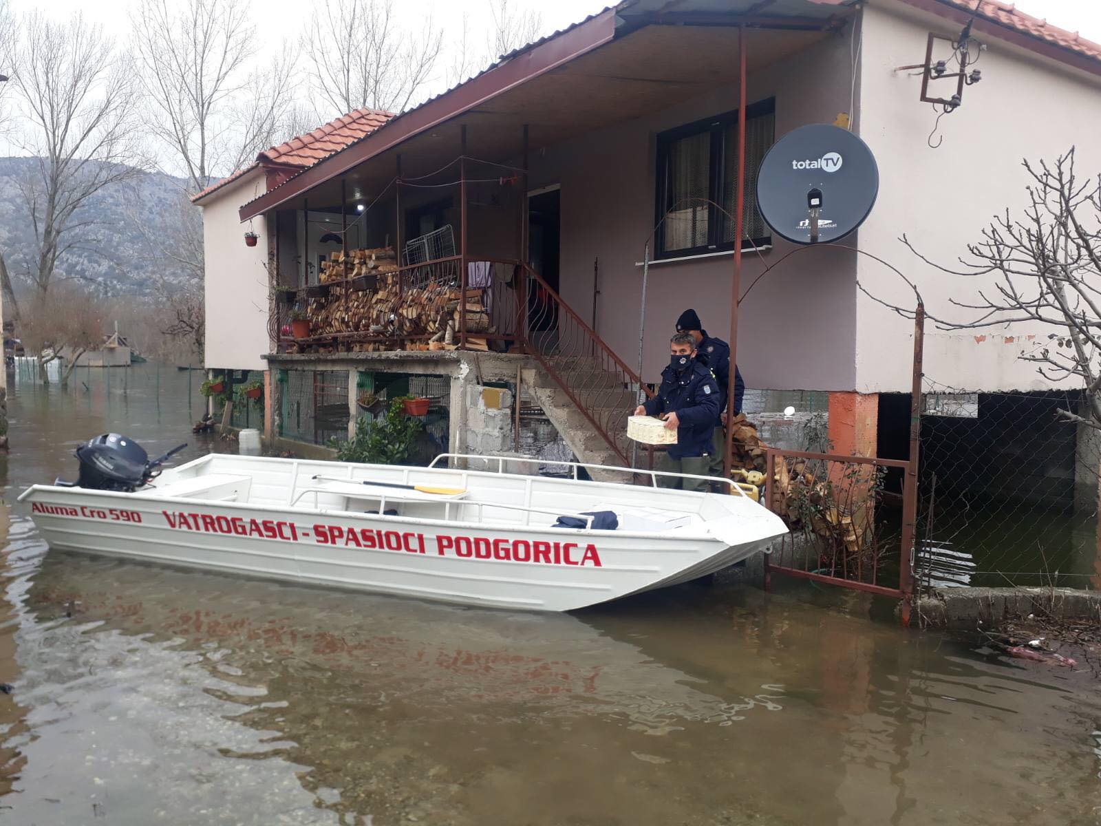 Glavni grad donirao pakete pomoći Oliveri Gazivodi koja živi na Žabljaku Crnojevića