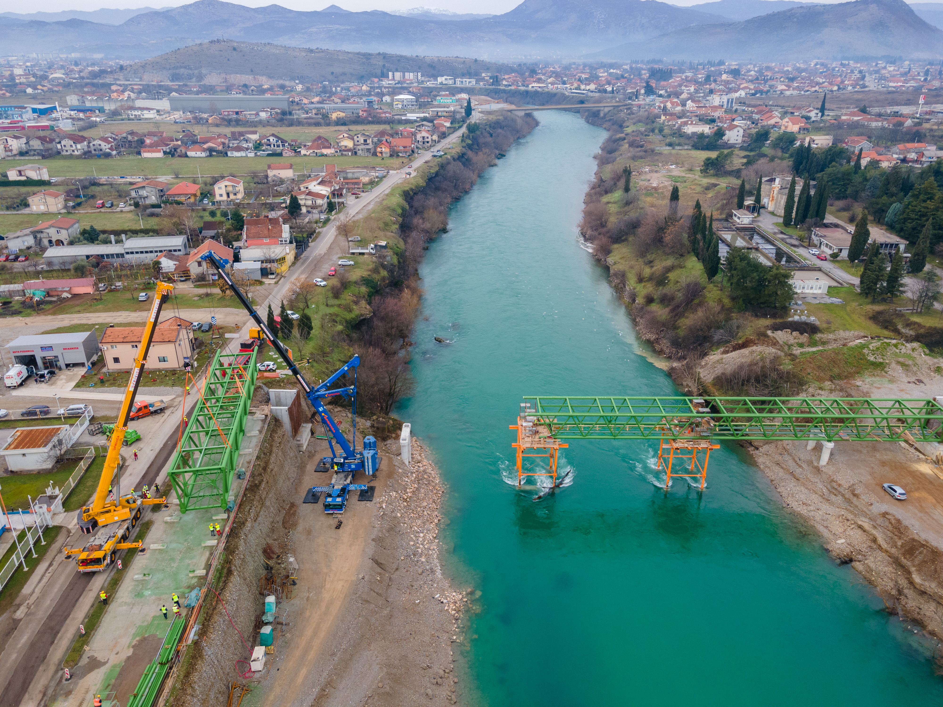 Postavljen treći segment konstrukcije mosta: Podgorica uskoro dobija i novi pješački most