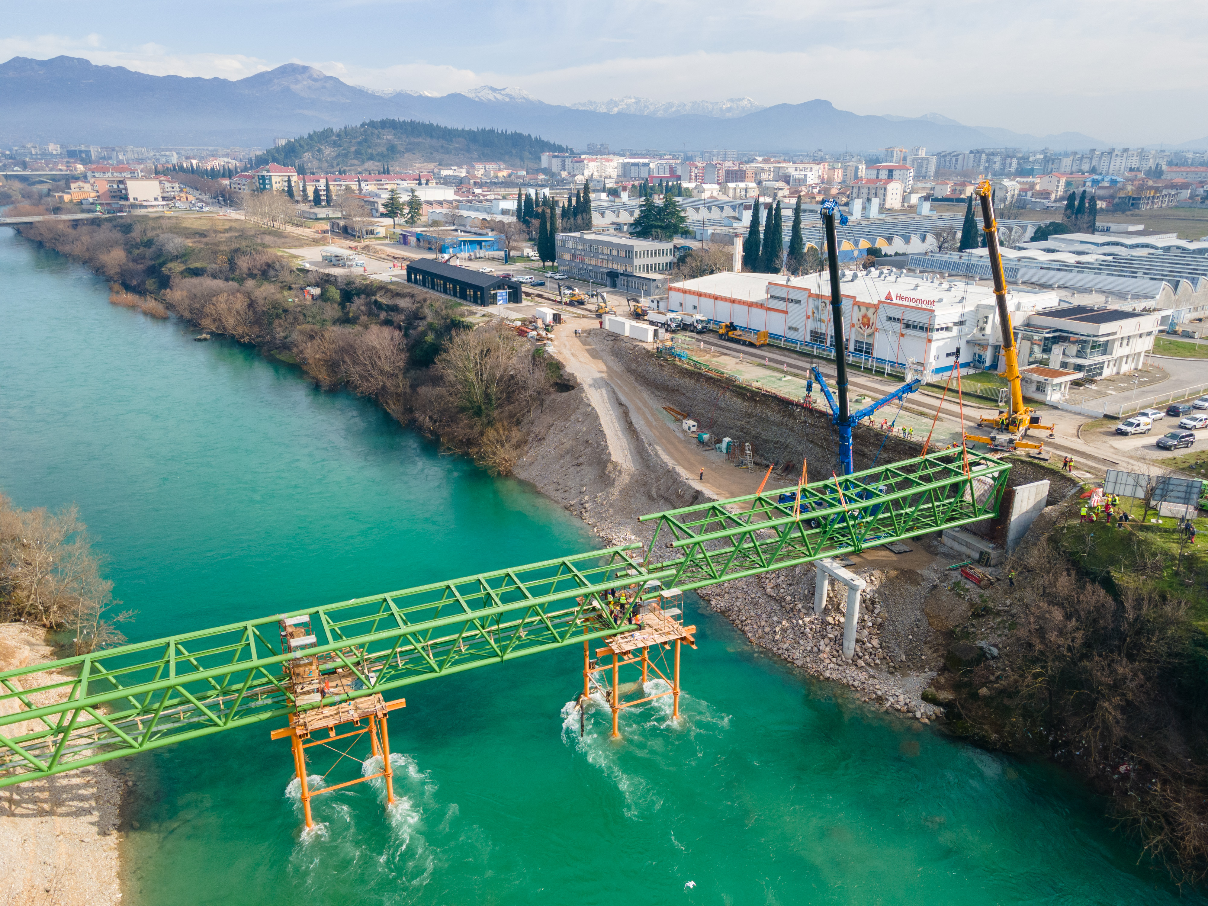 Postavljen treći segment konstrukcije mosta: Podgorica uskoro dobija i novi pješački most