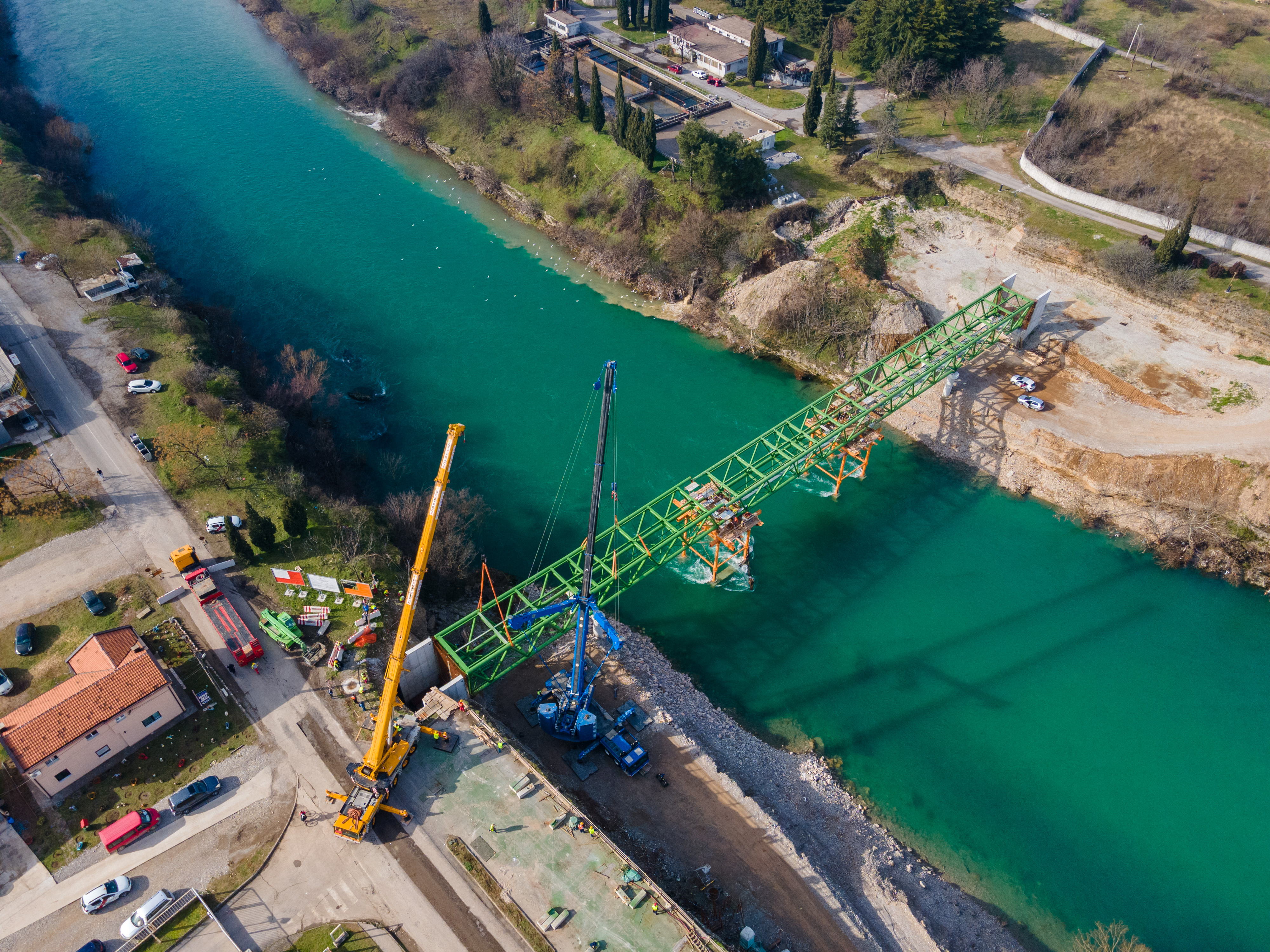 Postavljen treći segment konstrukcije mosta: Podgorica uskoro dobija i novi pješački most