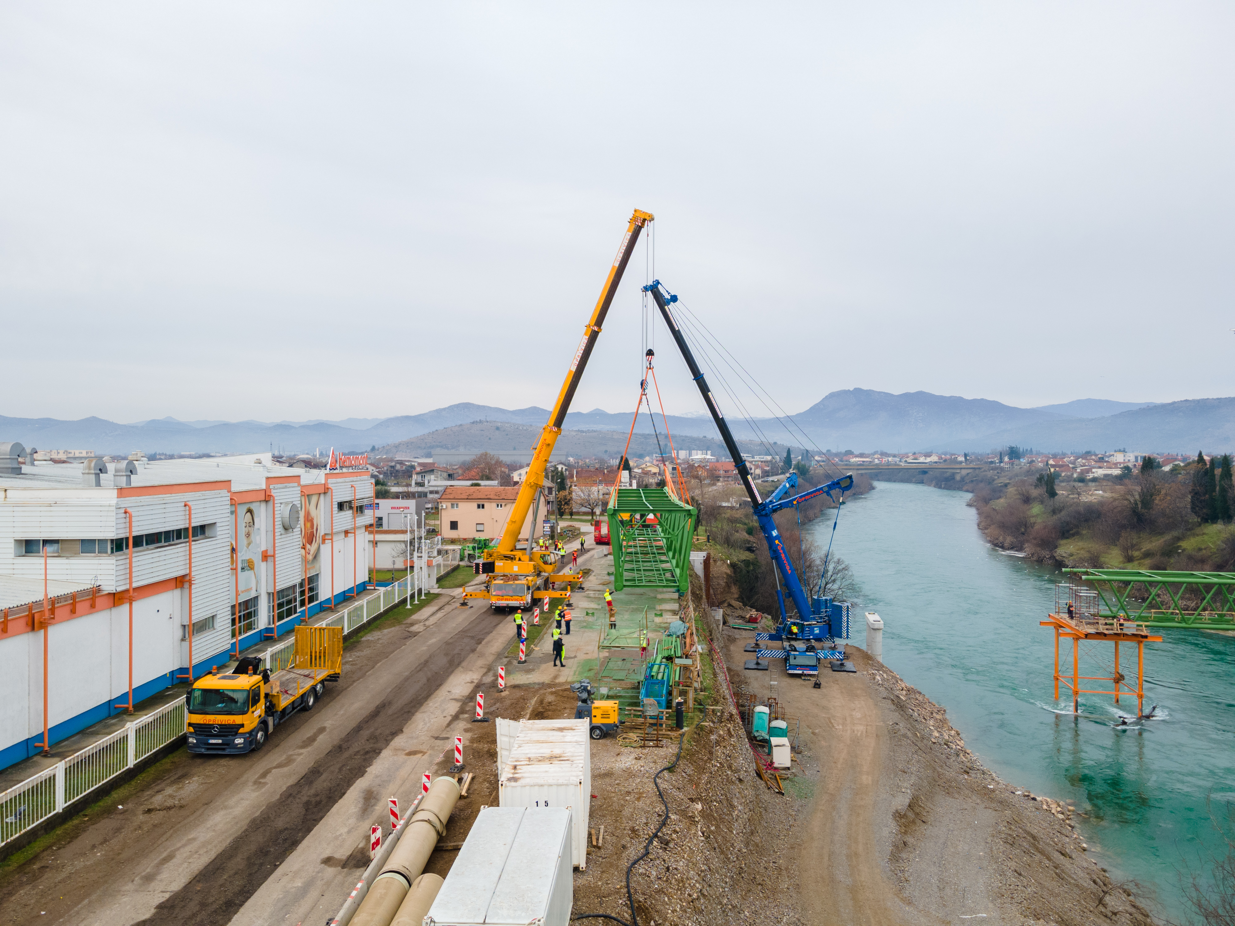 Postavljen treći segment konstrukcije mosta: Podgorica uskoro dobija i novi pješački most