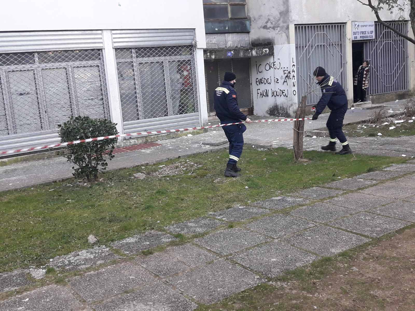 Gradske službe saniraju štetu uzrokovanu snažnim udarima vjetra u Podgorici; Apel građanima da budu oprezni