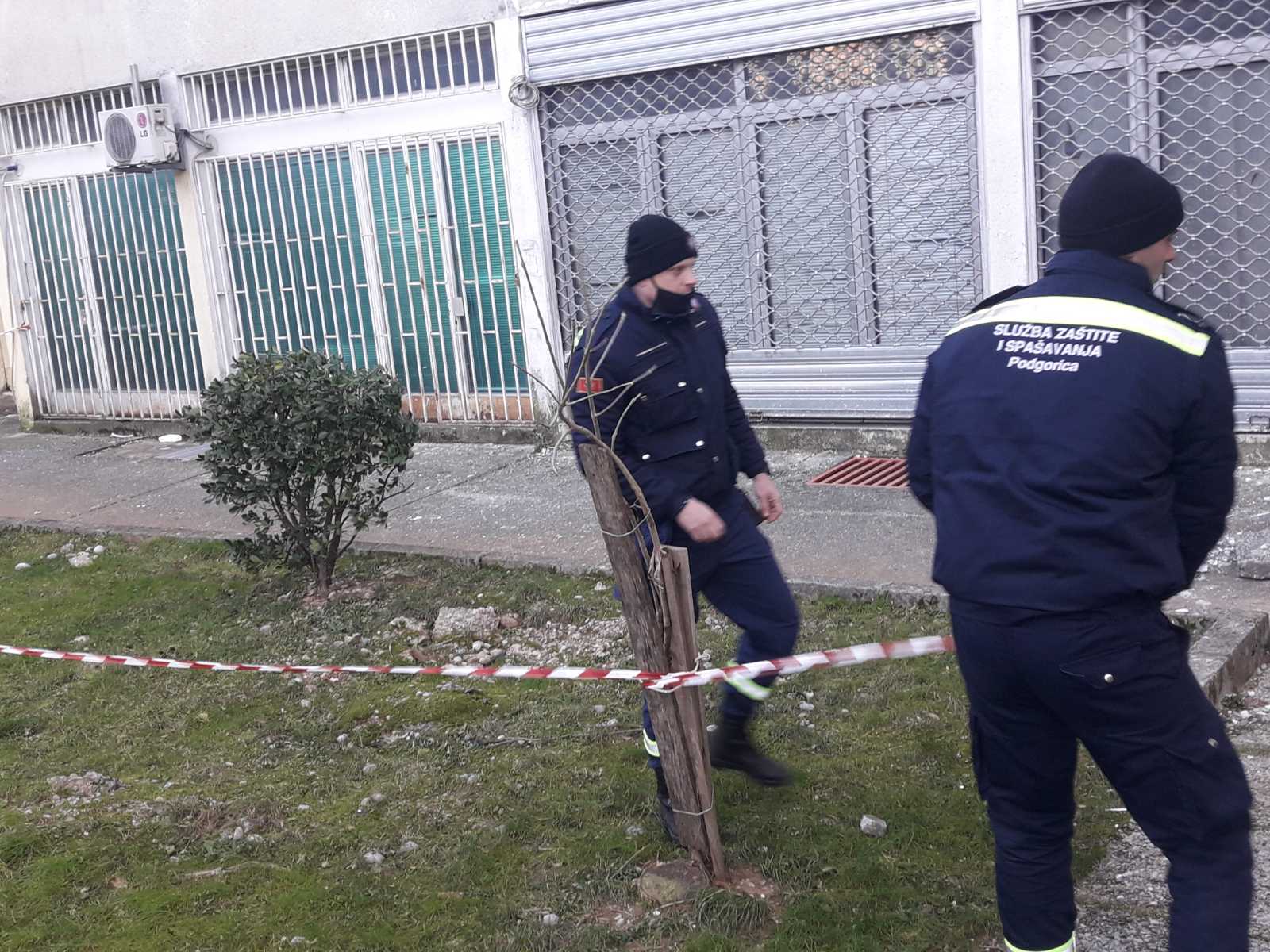 Gradske službe saniraju štetu uzrokovanu snažnim udarima vjetra u Podgorici; Apel građanima da budu oprezni