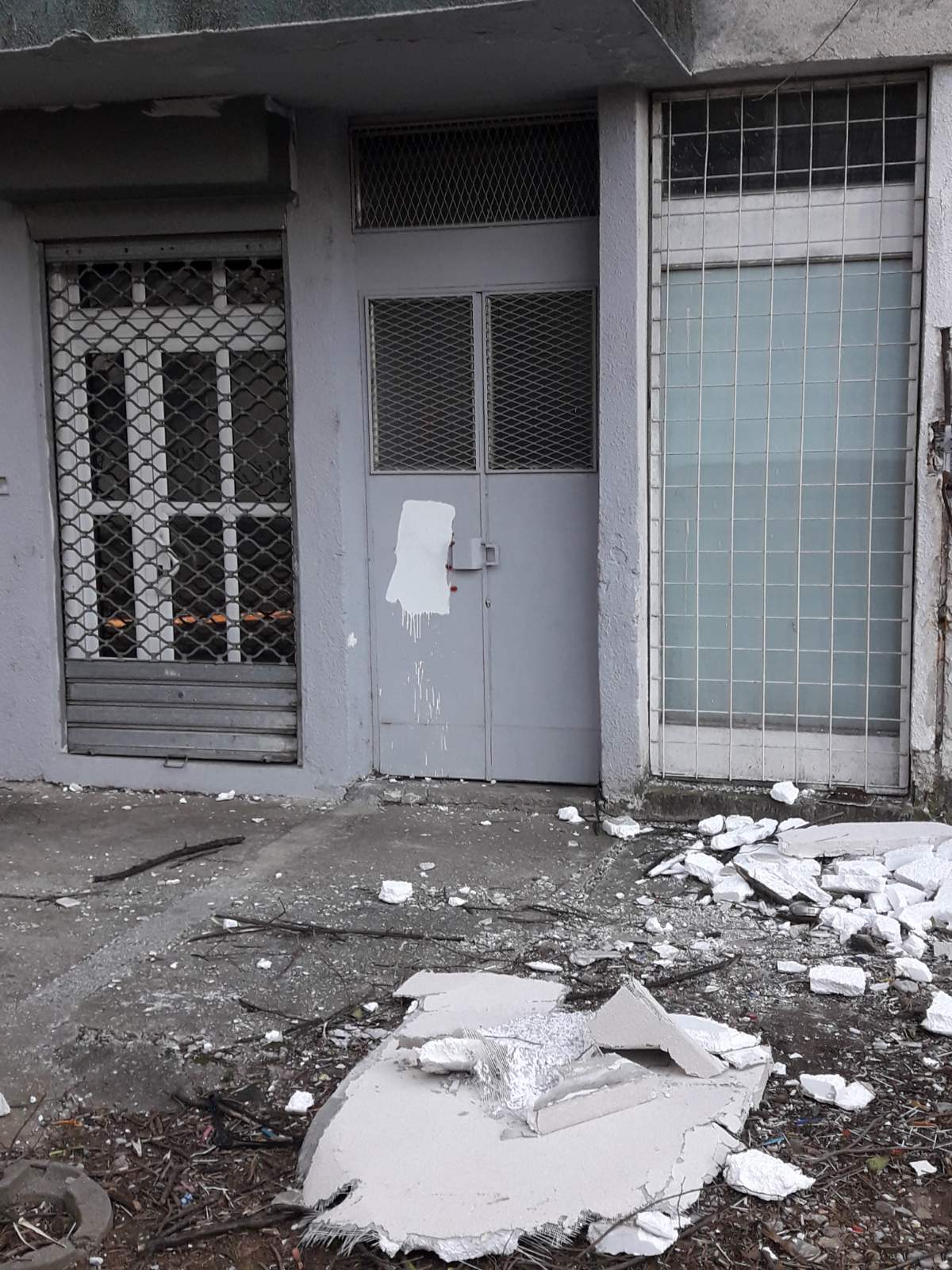 Gradske službe saniraju štetu uzrokovanu snažnim udarima vjetra u Podgorici; Apel građanima da budu oprezni