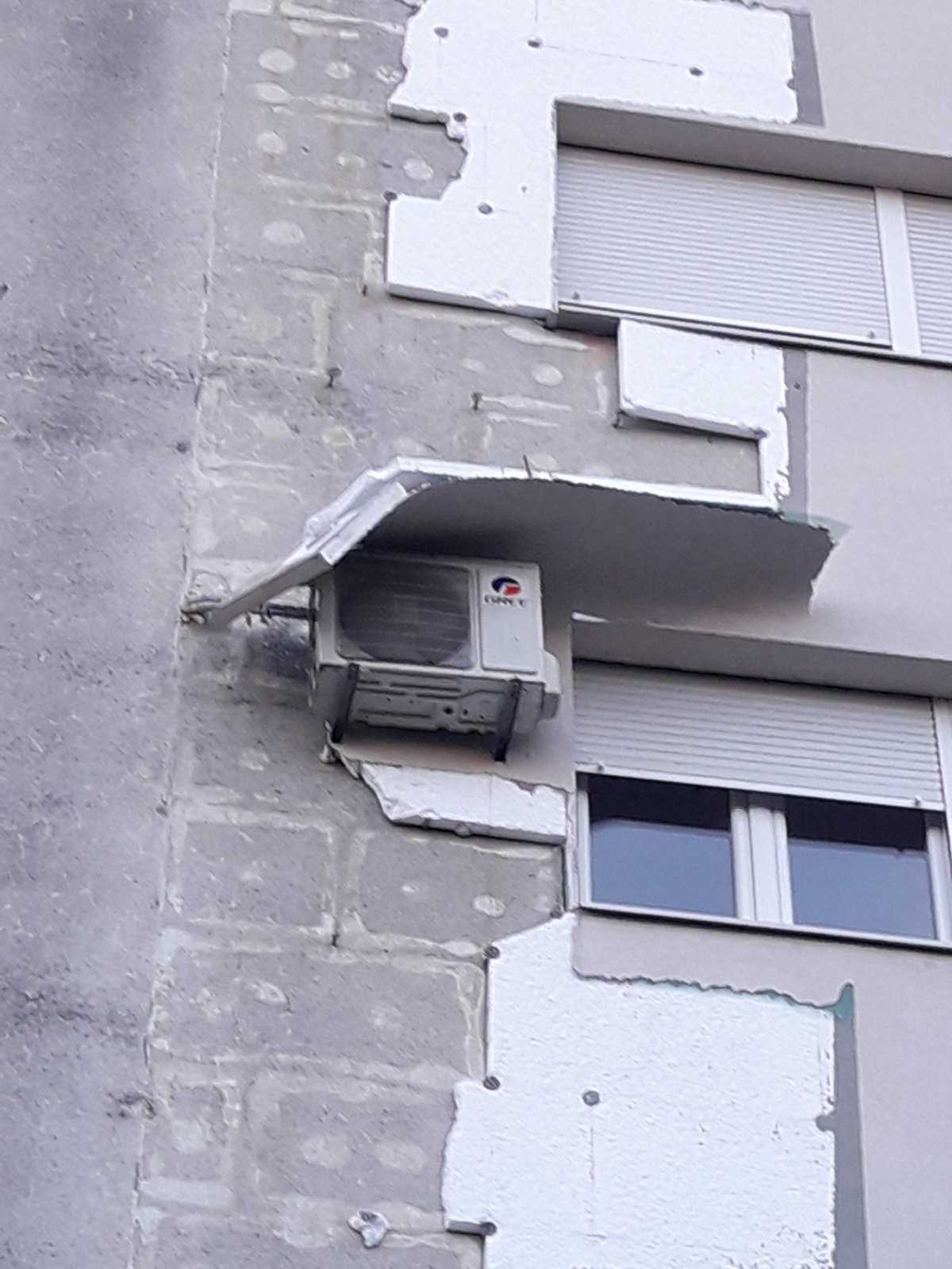 Gradske službe saniraju štetu uzrokovanu snažnim udarima vjetra u Podgorici; Apel građanima da budu oprezni