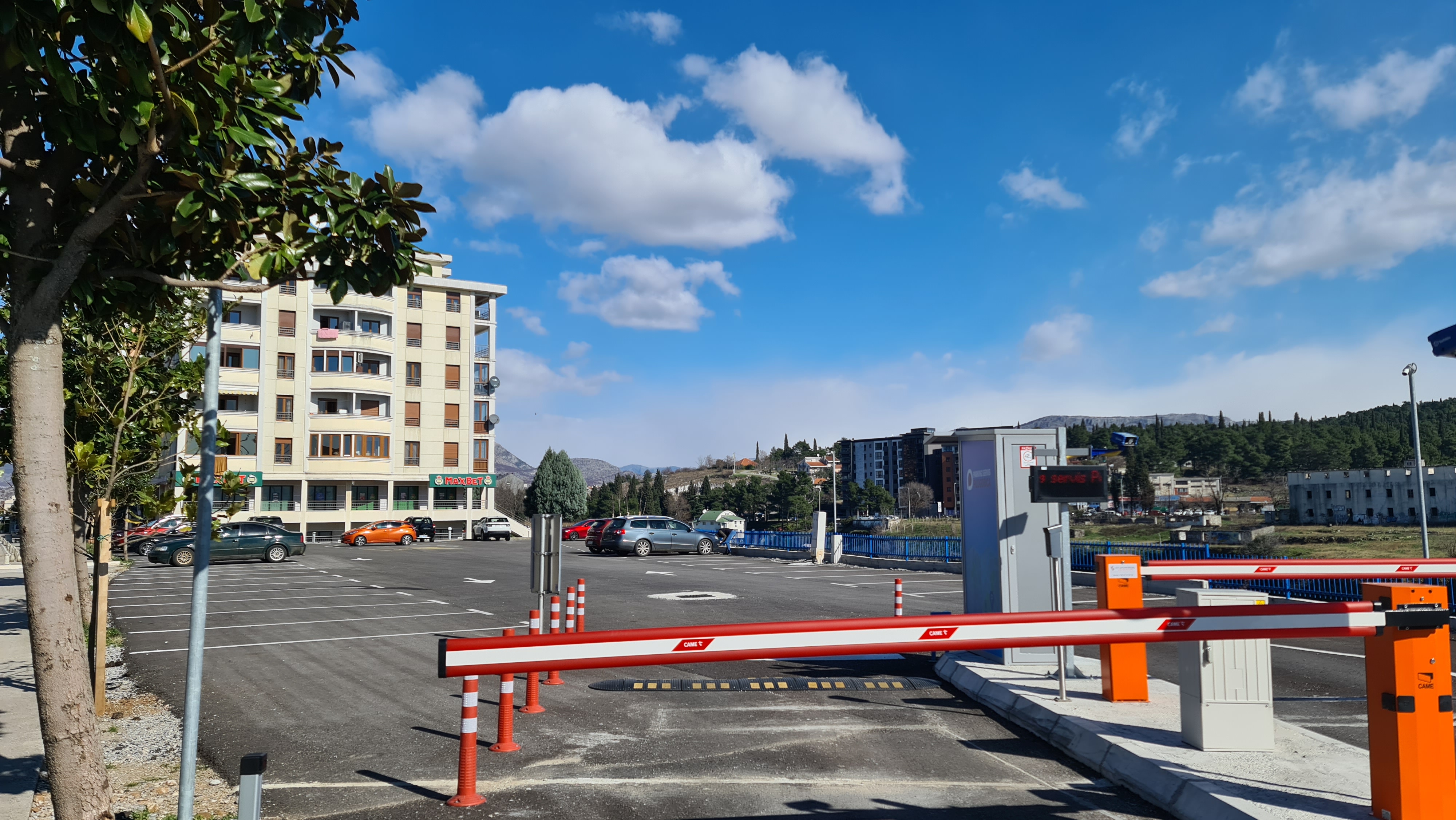 Apel građanima da poštuju propise; I pored parkinga nesavjesni vozači koriste trotoare i kolovozne trake