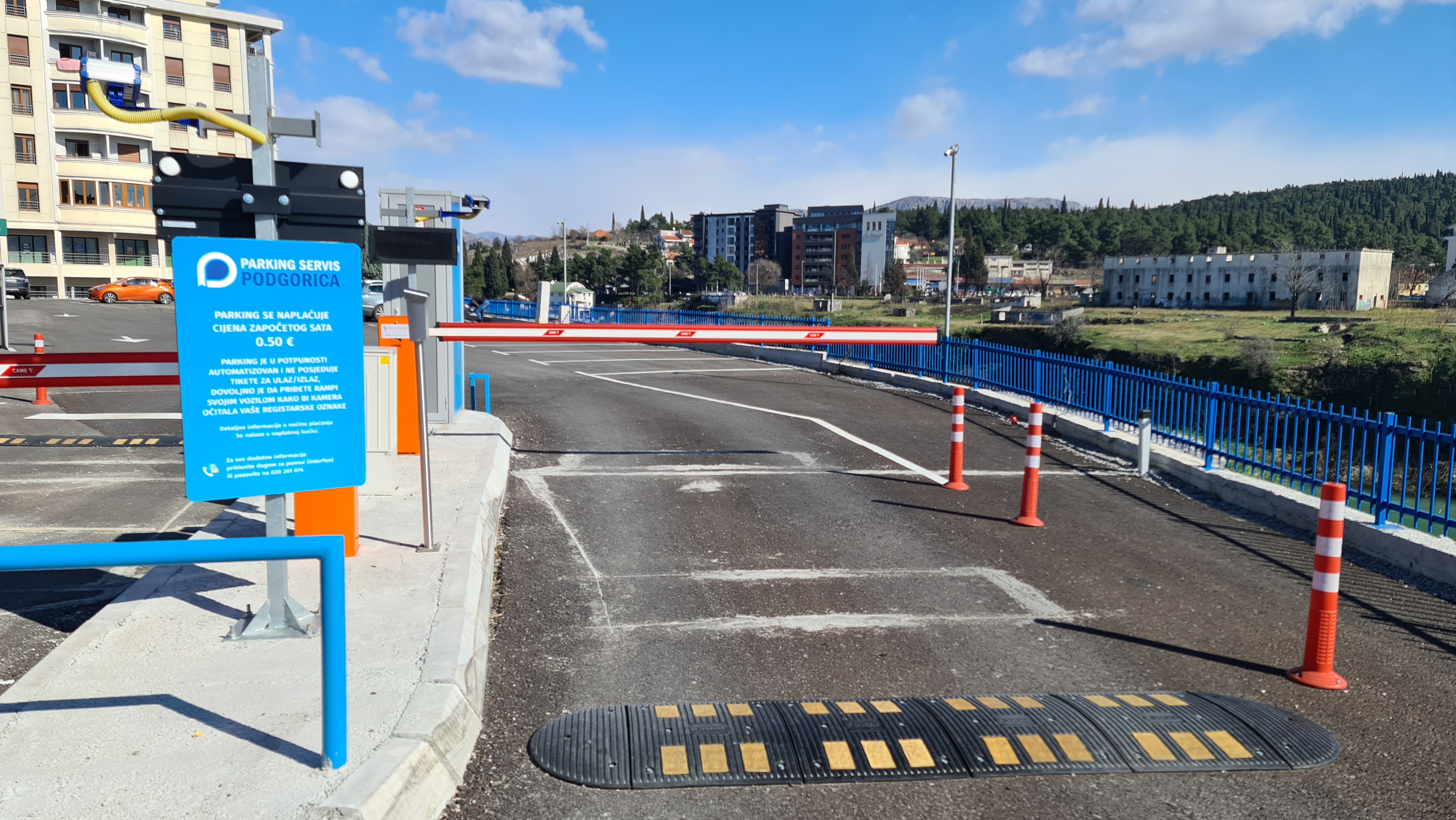 Apel građanima da poštuju propise; I pored parkinga nesavjesni vozači koriste trotoare i kolovozne trake