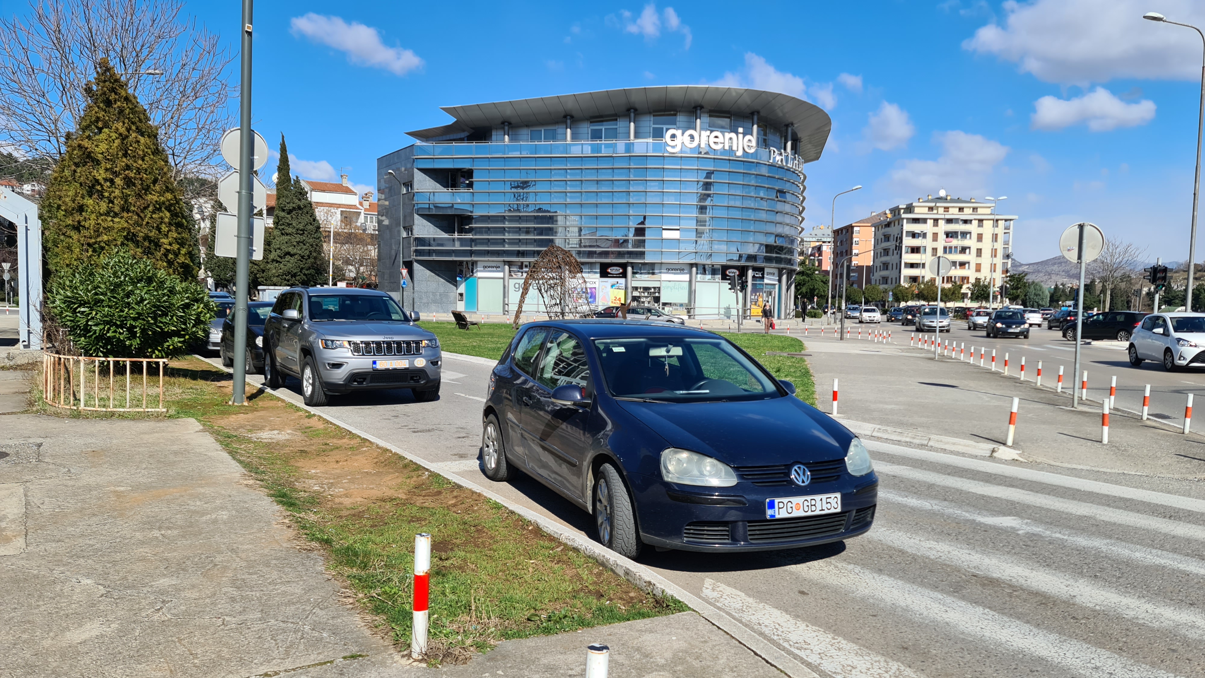 Apel građanima da poštuju propise; I pored parkinga nesavjesni vozači koriste trotoare i kolovozne trake