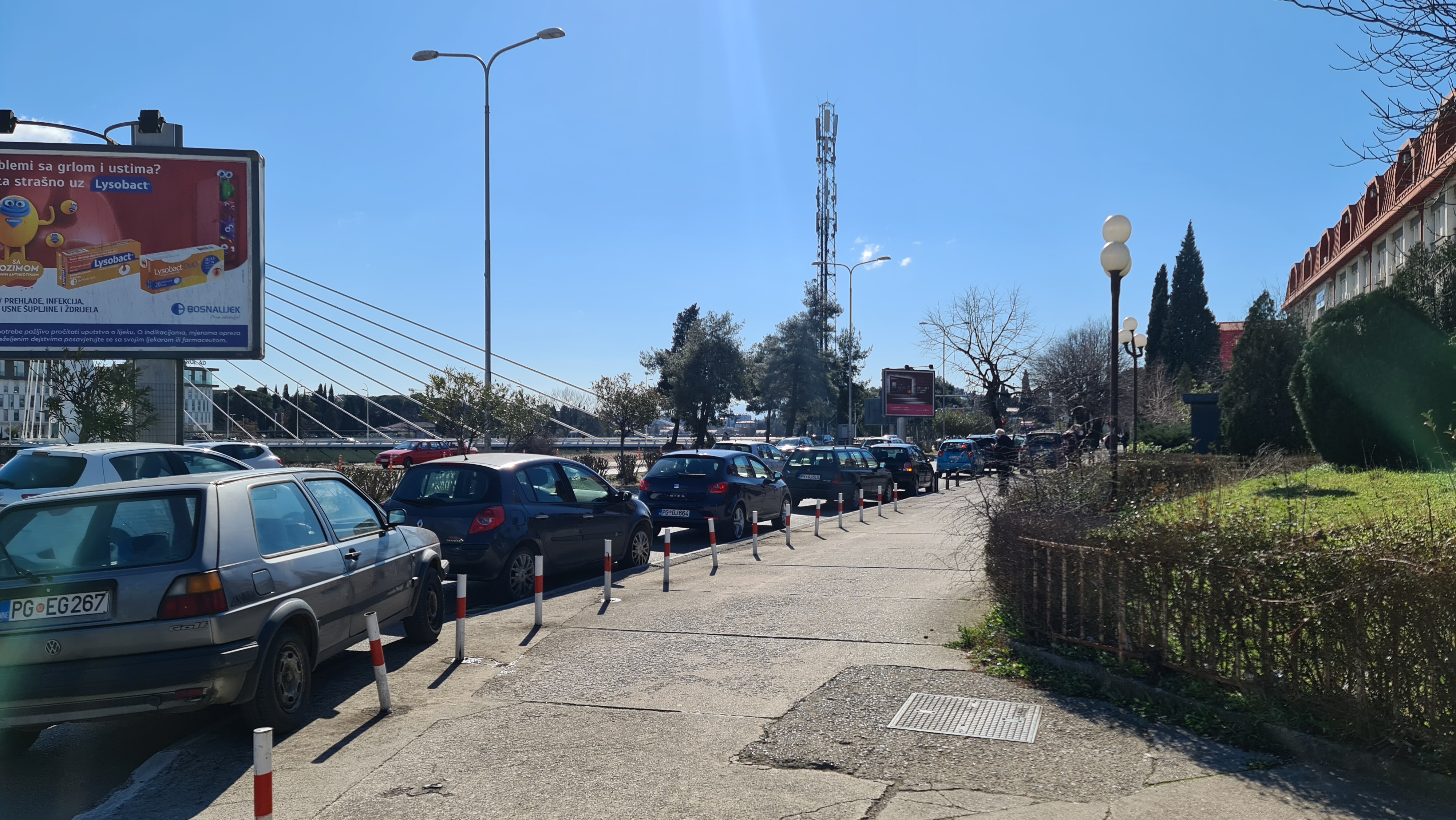 Apel građanima da poštuju propise; I pored parkinga nesavjesni vozači koriste trotoare i kolovozne trake