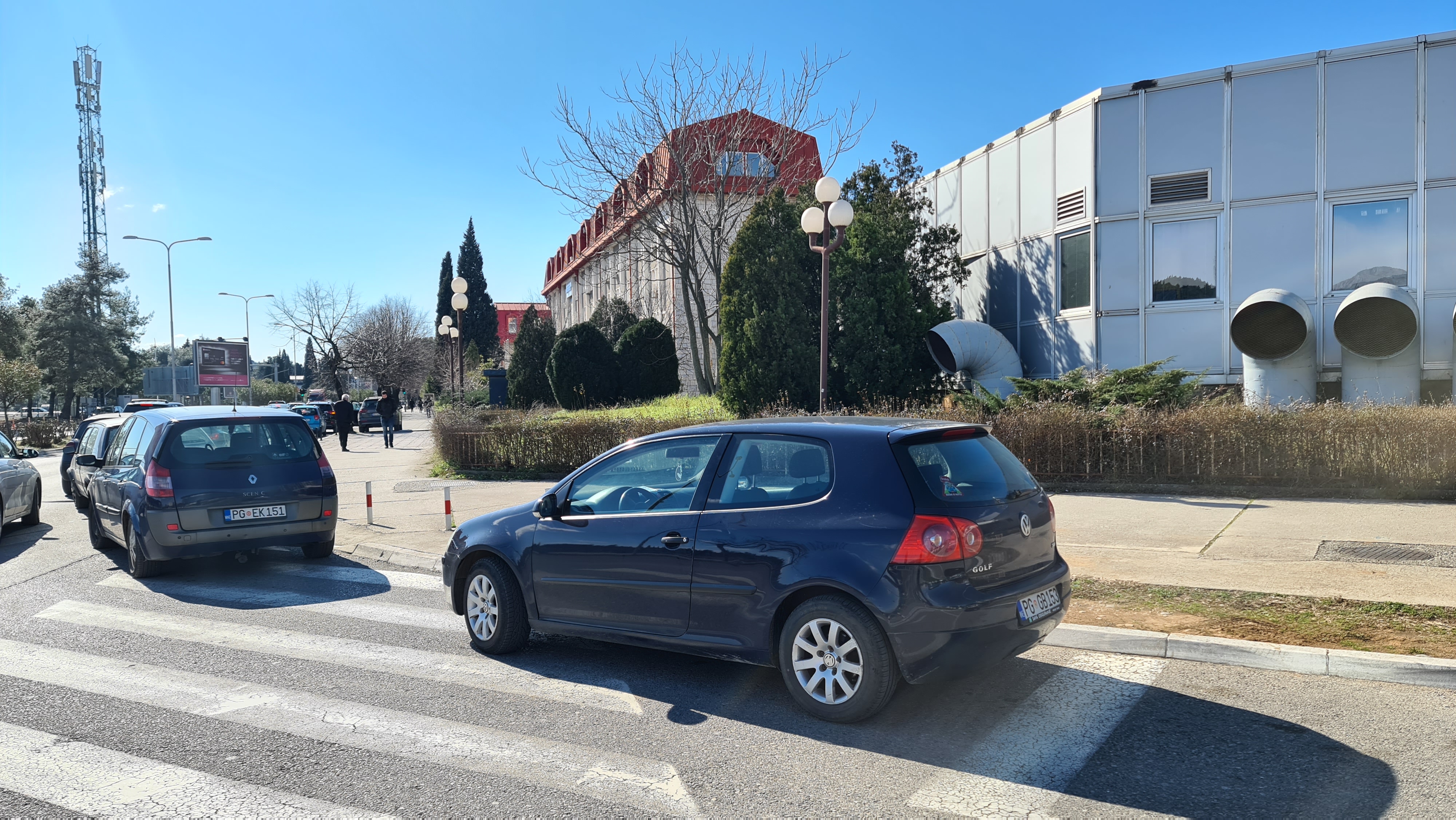 Apel građanima da poštuju propise; I pored parkinga nesavjesni vozači koriste trotoare i kolovozne trake