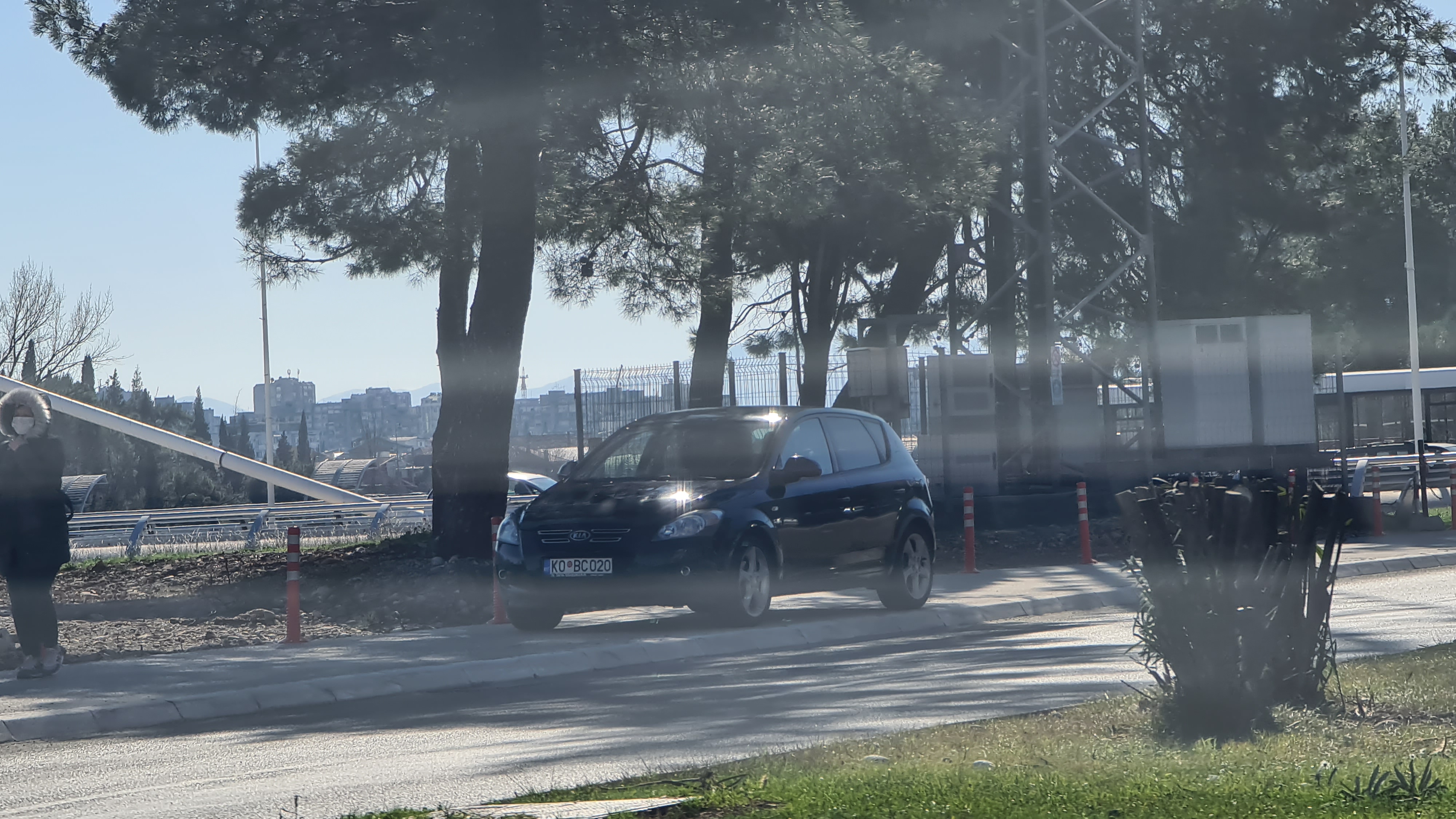 Apel građanima da poštuju propise; I pored parkinga nesavjesni vozači koriste trotoare i kolovozne trake