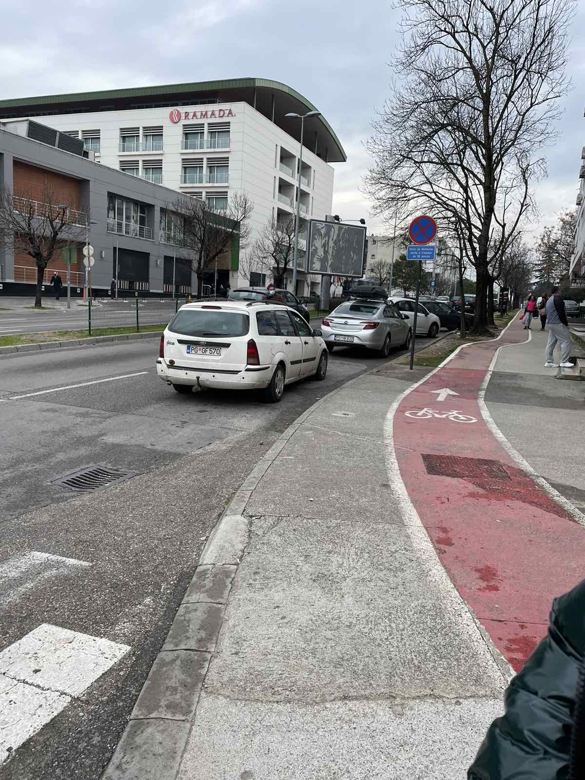 Apel građanima da poštuju propise; I pored parkinga nesavjesni vozači koriste trotoare i kolovozne trake