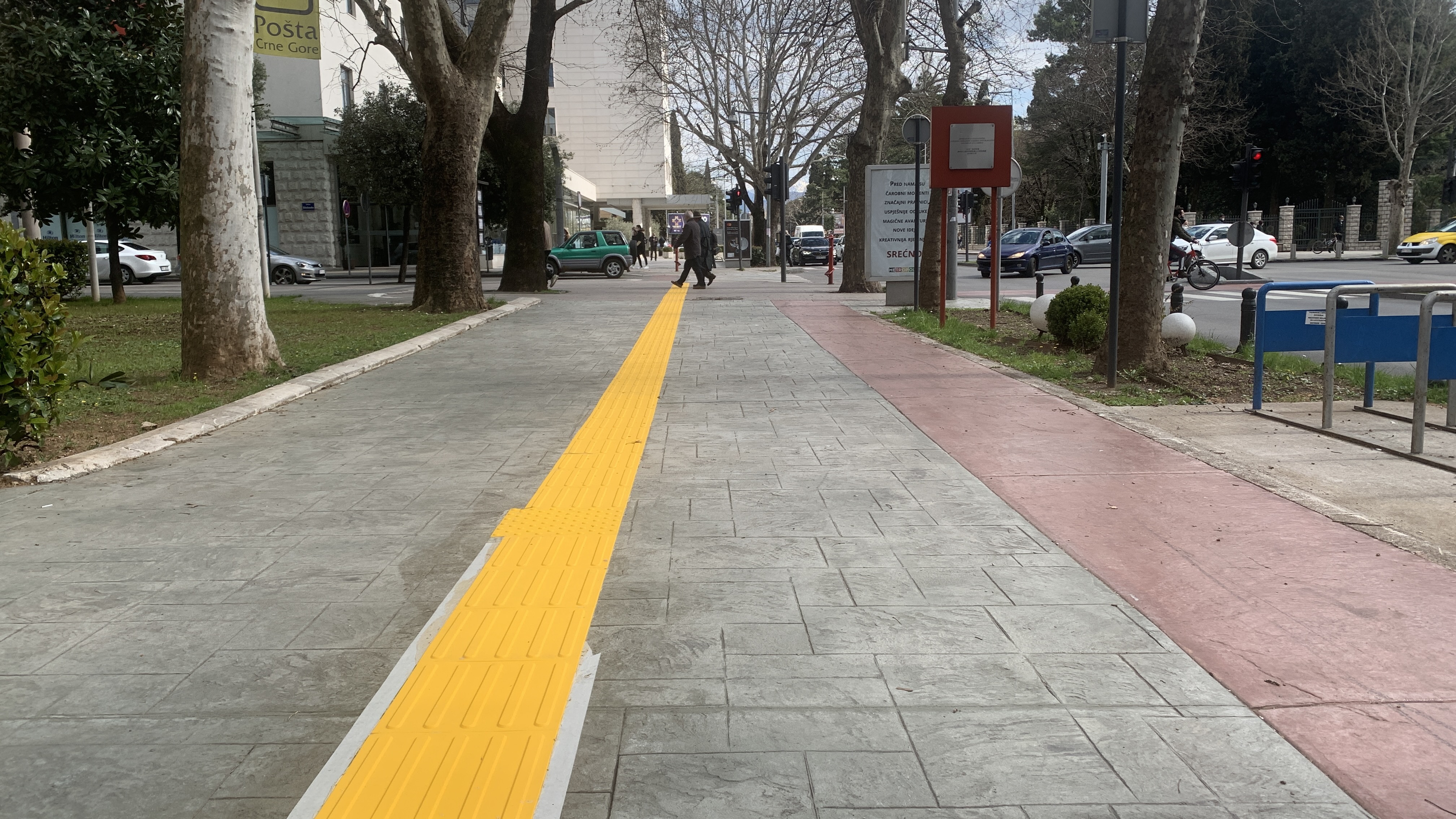 Počela ugradnja taktilnih staza u Podgorici; Glavni grad će ugradnjom taktilnih staza olakšati kretanje slabovidih i slijepih osoba