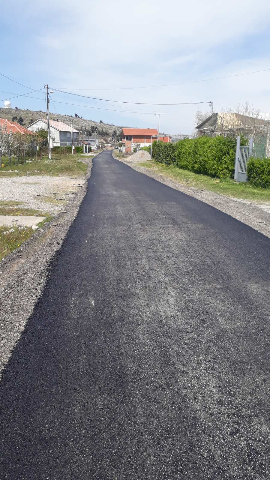 Putevi asfaltirali makadamsku saobraćajnicu na Cijevni