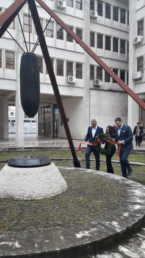 Predstavnici Glavnog grada položili vijenac na spomenik žrtvama savezničkog bombardovanja