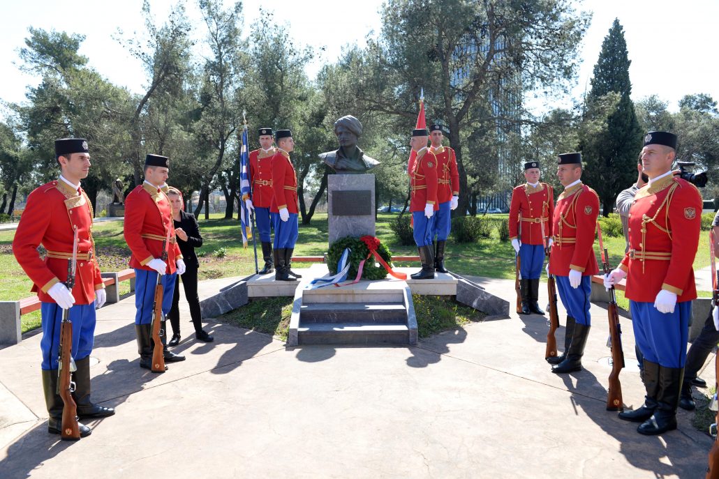 Položeni vijenci na spo­me­ni­k Va­su Bra­jo­vi­ću (Ma­vro­vu­ni­o­ti­su)