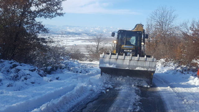Ekipe gradskih Puteva i Čistoće i danas angažovane na uklanjanju snijega