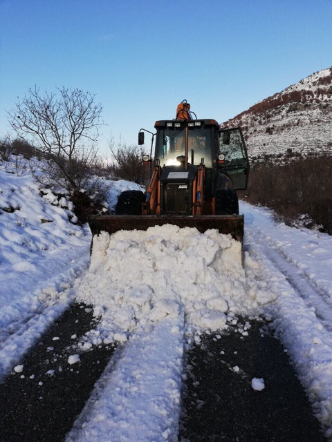 Ekipe gradskih Puteva i Čistoće i danas angažovane na uklanjanju snijega