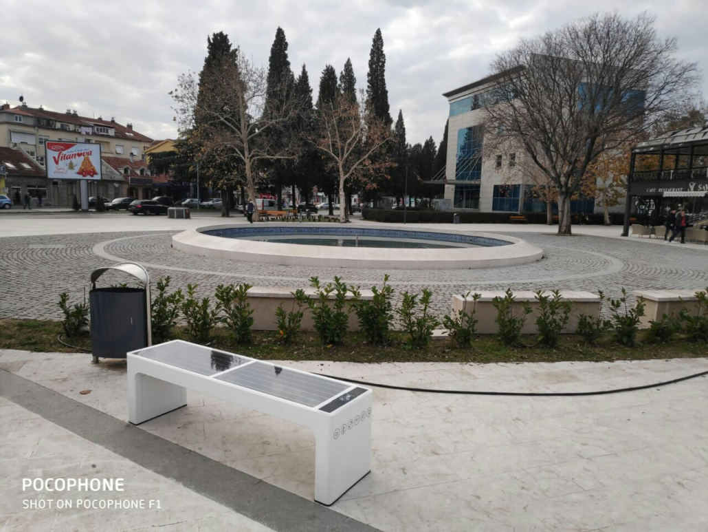 Postavljene „pametne“ klupe na više lokacija u Podgorici