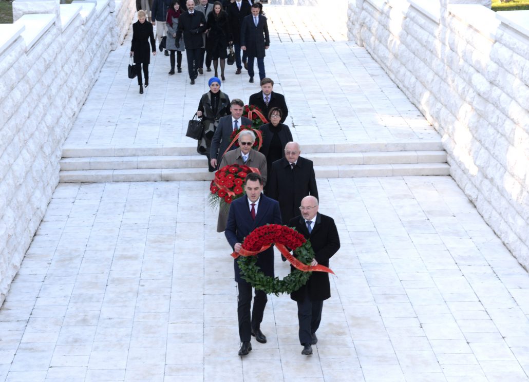 Delegacija Glavnog grada položila vijence na Spomenik Partizanu borcu na Gorici