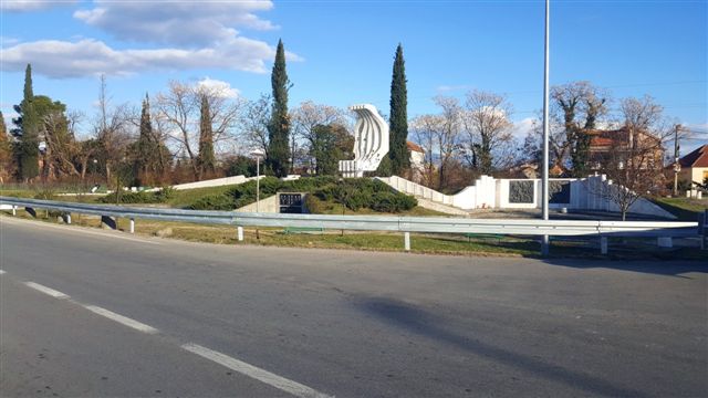 Obnovljene bankine ispred  Spomenika palim borcima u Anovima