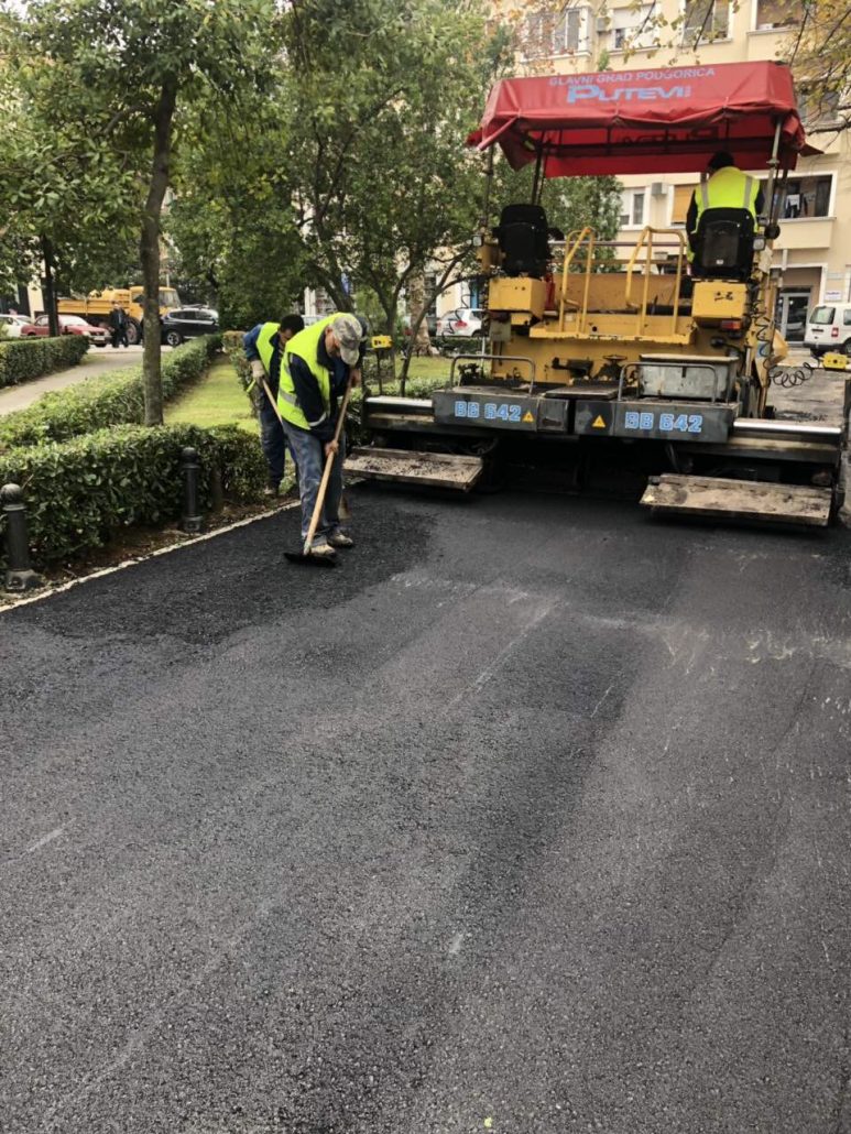 Novi asfalt u krugu zgrade uprave Glavnog grada