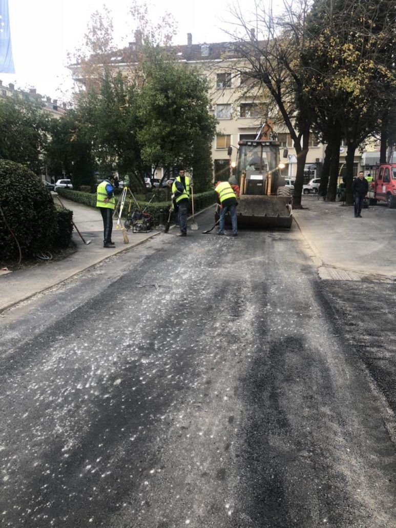 Novi asfalt u krugu zgrade uprave Glavnog grada