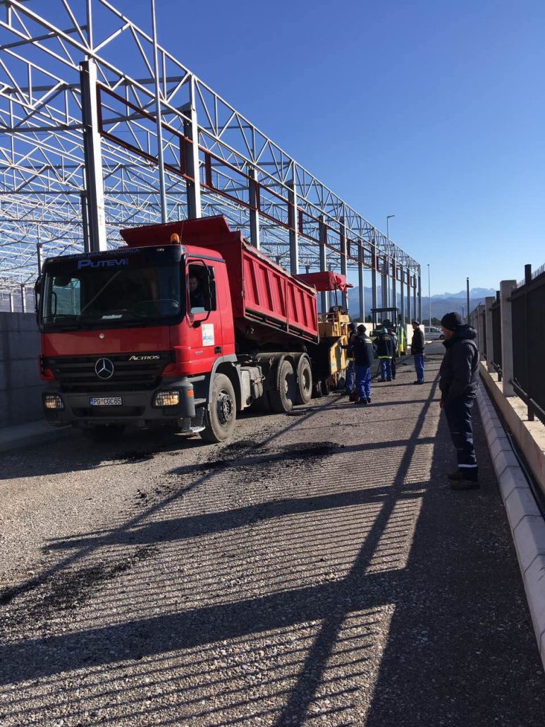Putevi izvode završne radove na izgradnji potpornog zida na obilaznici  u MZ Mojanovići