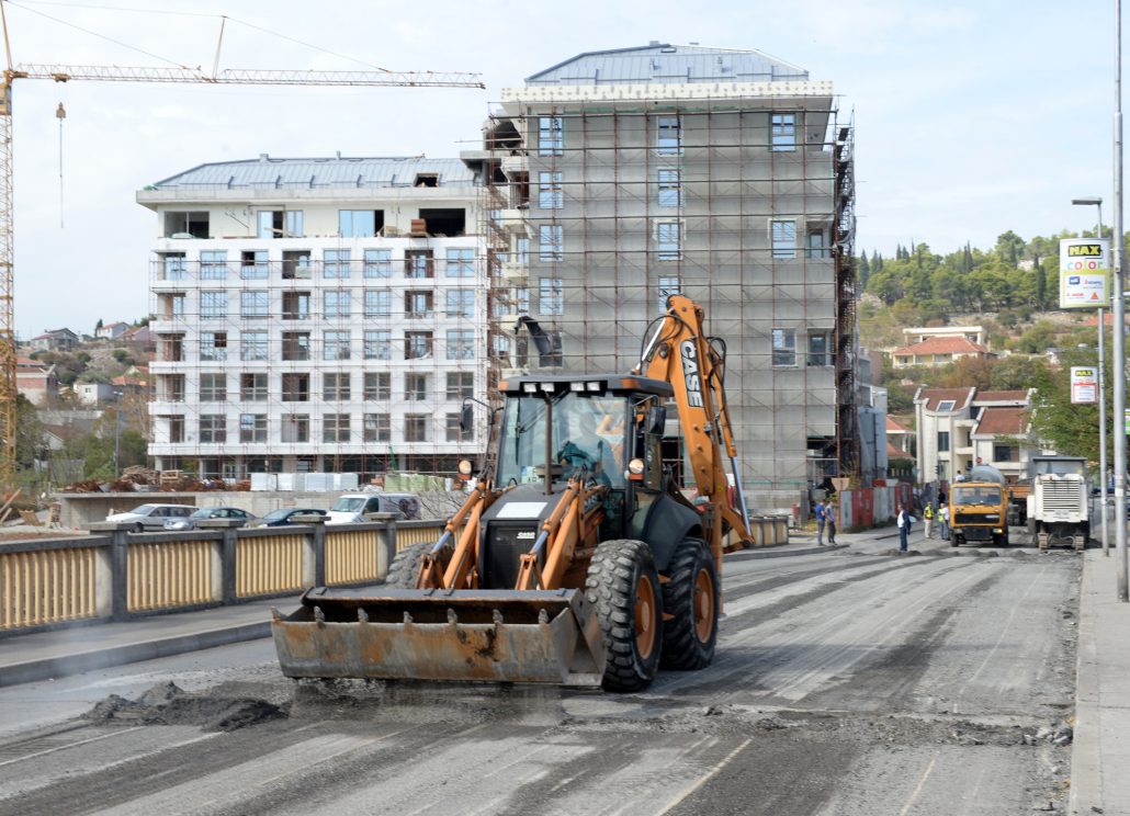 Započeti radovi na sanaciji oštećenog asfaltnog kolovoza na Vezirovom mostu