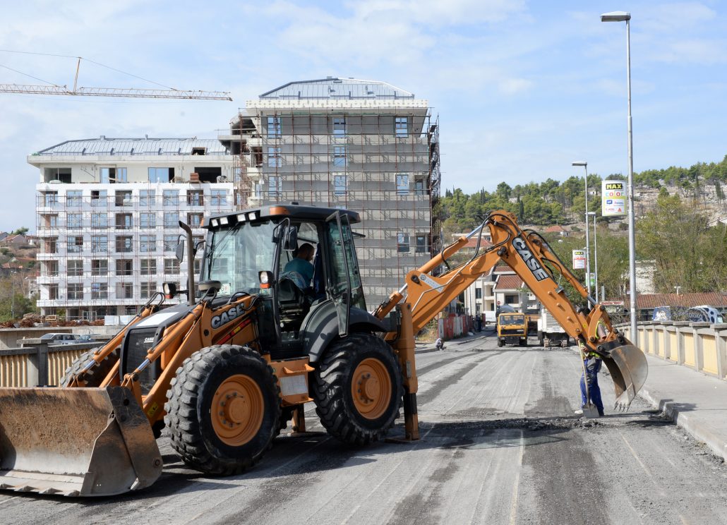 Započeti radovi na sanaciji oštećenog asfaltnog kolovoza na Vezirovom mostu