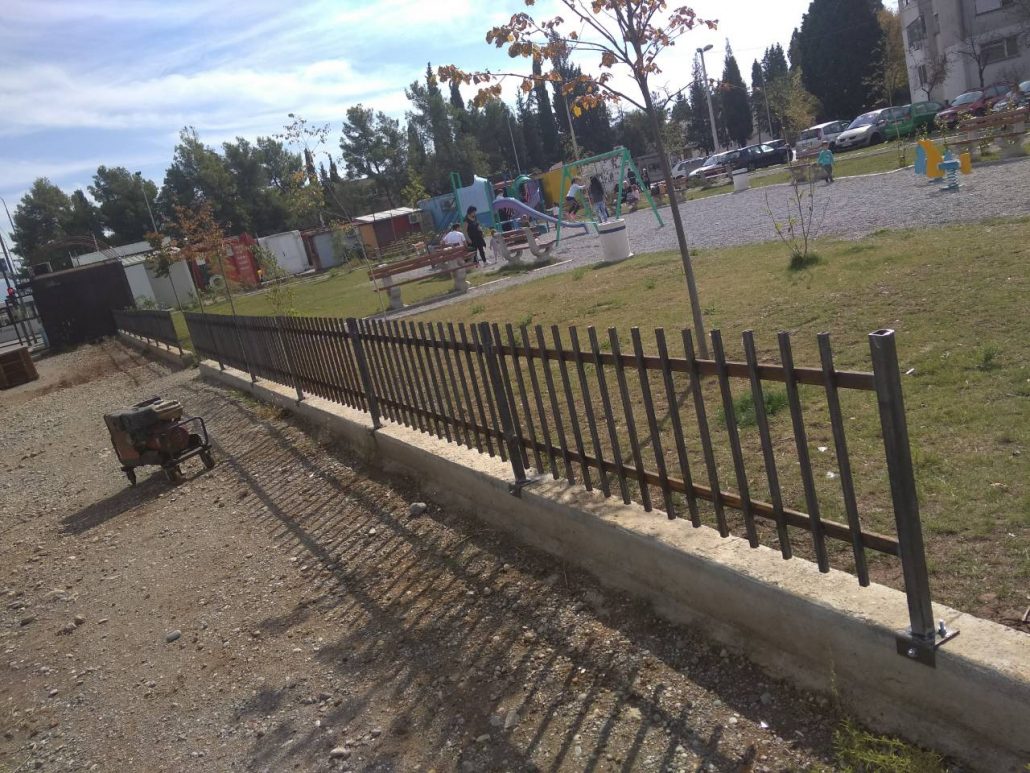 Počelo postavljanje zaštitne ograde na dječijem igralištu na Zabjelu