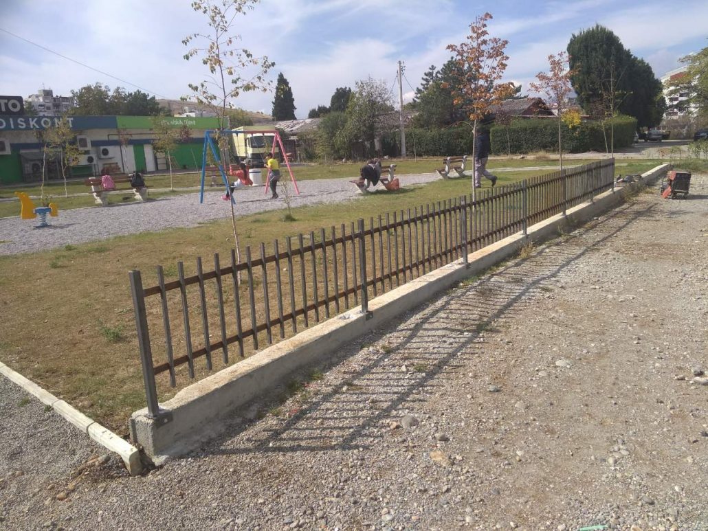 Počelo postavljanje zaštitne ograde na dječijem igralištu na Zabjelu
