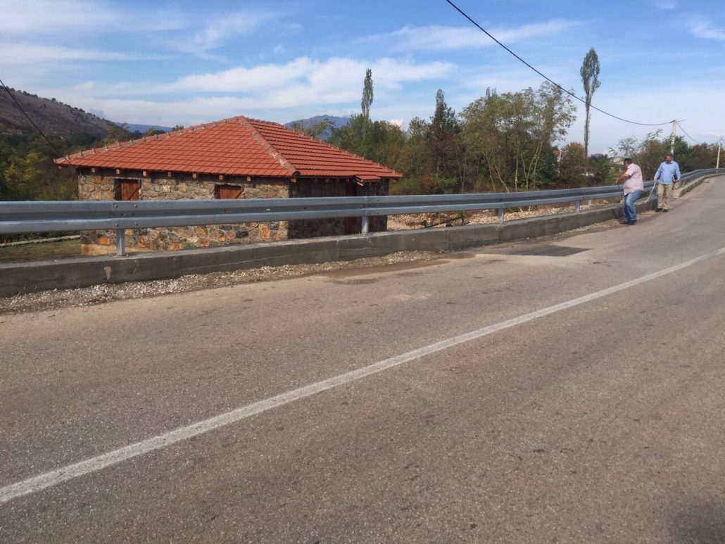 Završena ugradnja odbojne ograde na putnom pravcu Rrogami &#8211; Pričelje