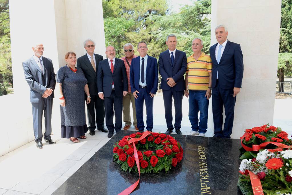 Povodom Dana državnosti Crne Gore delegacija Glavnog grada položila vijenac na spomenik Partizanu borcu na Gorici