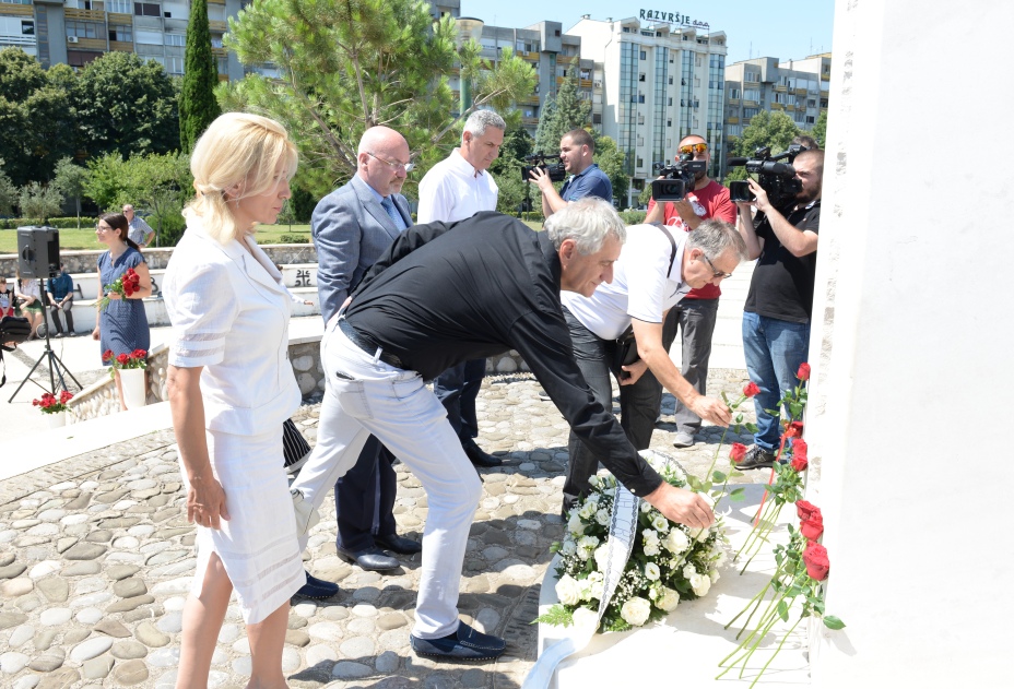 Delegacija Glavnog grada položila cvijeće na spomenik na Pobrežju
