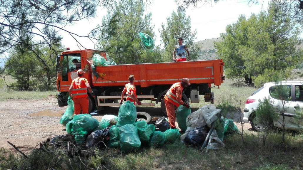 Gradske službe i NVO Green Home zajednički realizovali akciju čišćenja zelenih površina u Glavnom gradu