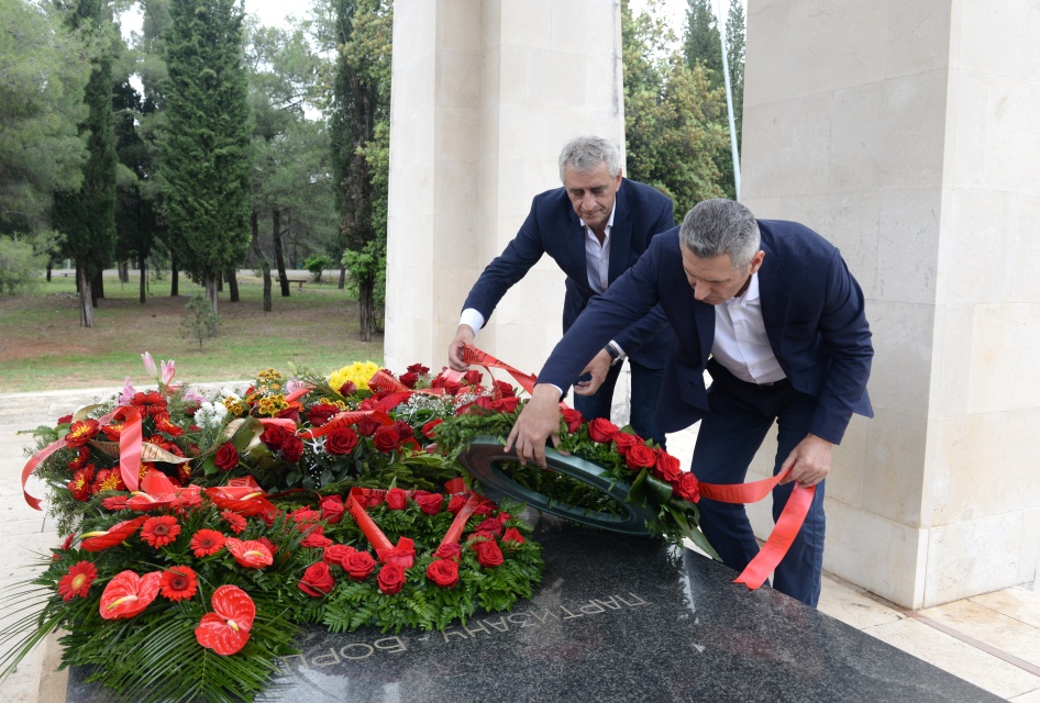 Delegacija Glavnog grada položila vijence na spomenuk Partizanu borcu na Gorici