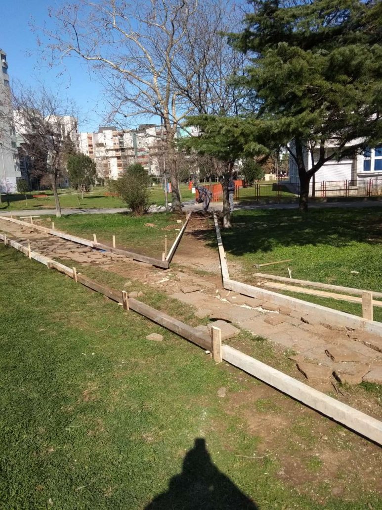 Rekonstrukcija pješačkih staza u Bloku V