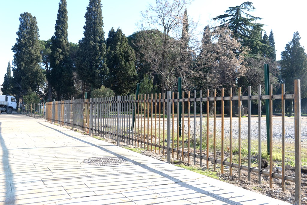 Postavljena ograda i kapija u Njegoševom parku