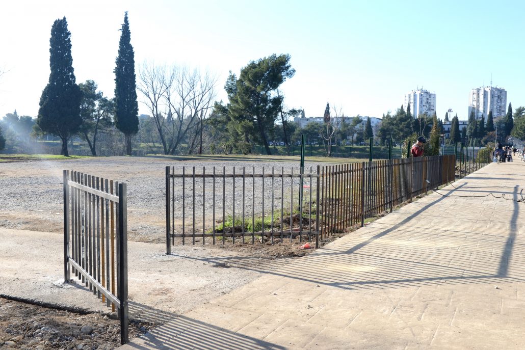 Postavljena ograda i kapija u Njegoševom parku