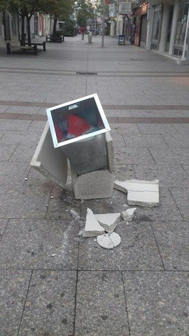 Uništavanje obnovljenog mobilijara u Hercegovačkoj ulici