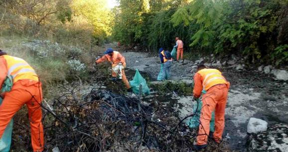 Radnici Čistoće angažovani na čišćenju korita rijeke Ribnice