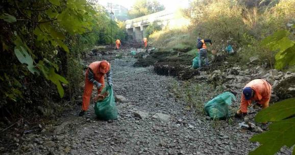 Radnici Čistoće angažovani na čišćenju korita rijeke Ribnice