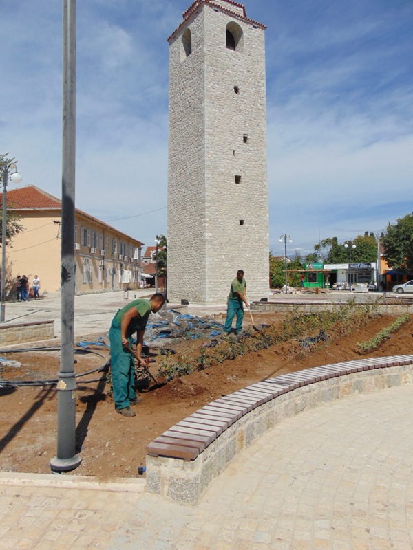 Zelenilo angažovano na poslovima pejzažnog uređenja zelenih površina na Trgu Bećir bega Osmanagića
