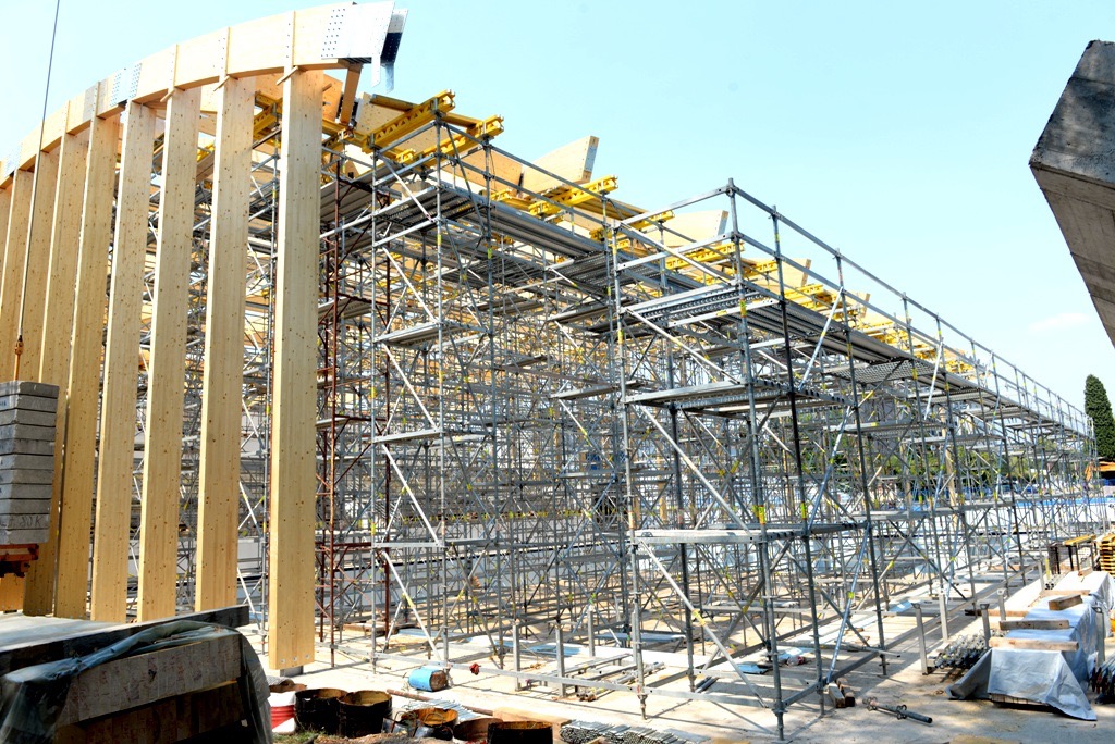 Postavljanje krovne konstrukcije vaterpolo bazena u završnoj fazi, ostali radovi u skladu sa rokovima