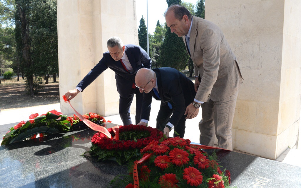 Delegacija Glavnog grada položila vijenac na spomenik Partizanu borcu na Gorici