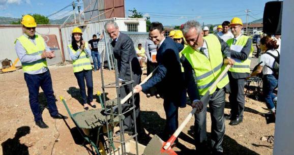 Zamjenik gradonačelnika Boris Mugoša na postavljanju kamena temeljca za izgradnju 51 stambene jedinice na Koniku